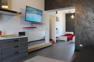 sala de estar con TV en la pared en Monolocale Trainspotting, en Verona