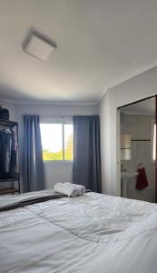 um quarto com uma cama grande e um espelho em Departamento Plumerillo 2 personas em Paraná