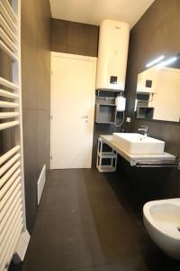 ein Bad mit einem Waschbecken und einem WC. in der Unterkunft Monolocale in Verona