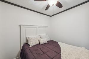 Кровать или кровати в номере Cozy Snowshoe Condo Rental Walk to Chair Lift!