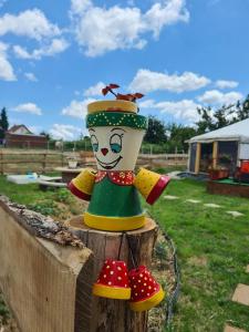 a colorful statue of a hat on a wooden post at Jurtarelax in Kozármisleny