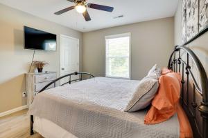 1 dormitorio con 1 cama y ventilador de techo en Benton Vacation Rental Near Kentucky Lake! en Aurora