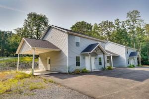 una gran casa blanca con garaje en Benton Vacation Rental Near Kentucky Lake! en Aurora