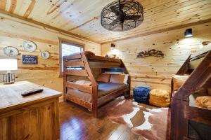 een slaapkamer met een stapelbed in een blokhut bij Broken Bow Cabin with Private Hot Tub and Fire Pit! in Broken Bow