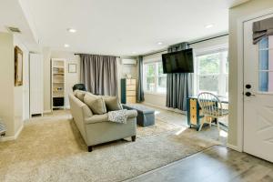 Μια τηλεόραση ή/και κέντρο ψυχαγωγίας στο Missouri Studio Getaway Close to Parks and Hiking