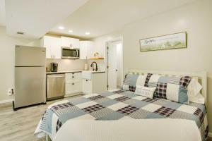 Η κουζίνα ή μικρή κουζίνα στο Missouri Studio Getaway Close to Parks and Hiking +16 φωτογραφίες