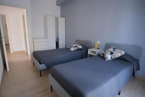 een slaapkamer met 2 bedden en een spiegel bij Casa Vacanza MaGia Pineto in Pineto
