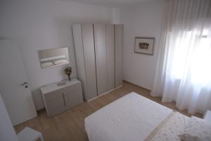 um quarto branco com um armário branco e um tapete branco em Casa Vacanza MaGia Pineto em Pineto