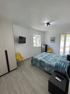 um quarto com uma cama e uma televisão em Villa Leone em Sperlonga