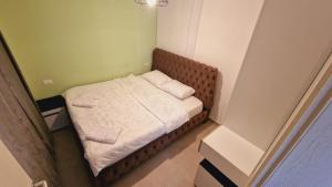 a small bedroom with a bed in a room with green at Apartment Villa for 6 person with garden in Golem