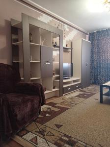 Apartament Anastasia.Plaja Modern في كونستانتا: غرفة معيشة بها أريكة وتلفزيون