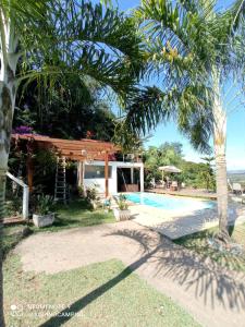 布魯馬迪紐的住宿－Aqui no Camping，一座带游泳池和棕榈树的房子