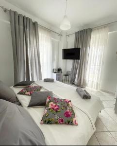 Postel nebo postele na pokoji v ubytování ALEKA KOTSI ROOMS