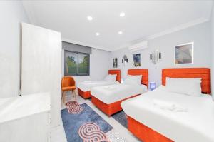 Un pat sau paturi într-o cameră la Villa Orange House Private Garden Terrace Hot tub Mountain views Konyaalti Antalya
