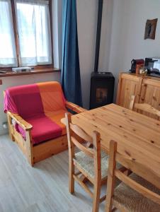 uma sala de jantar com uma mesa e uma cadeira em IL RISVEGLIO em Sella Nevea