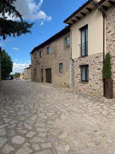 an empty cobblestone street in front of a building at Hotel MedinaSalim in Medinaceli