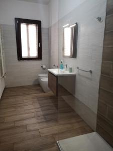 パルティニーコにあるDellangelo Casa Vacanzeのバスルーム(洗面台、トイレ、シャワー付)