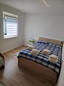 um quarto com uma cama com toalhas em Apartma Tija em Tolmin