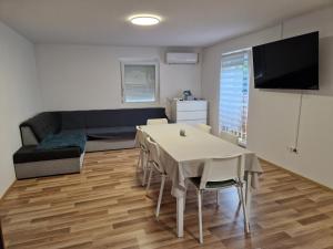 salon ze stołem i kanapą w obiekcie Apartma Tija w mieście Tolmin