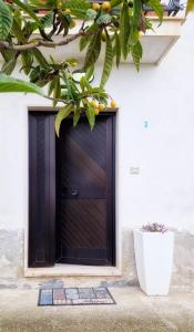 een zwarte deur aan de zijkant van een gebouw bij Clea's holiday home in Paola