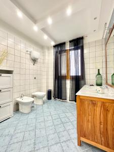 een badkamer met een toilet, een wastafel en een toilet bij Normanni 28 - Private and Guest House in Campagna