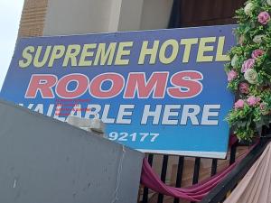 um sinal que lê quartos de hotel supremos disponíveis aqui em Hotel Supreme & Banquet em Sirhind