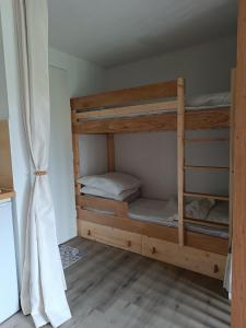una camera con 2 letti a castello di Studio Cabine RDC Pied des Pistes a Bolquere Pyrenees 2000