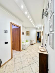 een grote kamer met een bed en een hal bij Normanni 28 - Private and Guest House in Campagna