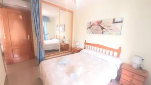 Giường trong phòng chung tại Benidorm apartamento segunda línea playa +27 ảnh