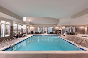 een zwembad in een hotelkamer met een hotel bij Residence Inn San Angelo in San Angelo