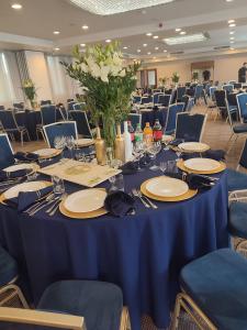 a table with a blue table cloth and blue chairs at Campoverde in Łódź