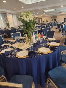 stół z niebieską tkaniną i niebieskimi krzesłami w obiekcie Campoverde w Łodzi