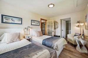 Ένα ή περισσότερα κρεβάτια σε δωμάτιο στο Boyne City Cottage Walk to Downtown and Lake!