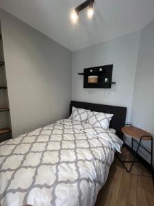 sypialnia z białym łóżkiem i stołem w obiekcie Nieborowska Loft - stylish apartment w Gdańsku
