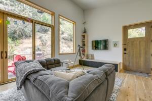 un salon avec un canapé et une télévision dans l'établissement New Castle Getaway with Grill and Mountain Views!, à New Castle