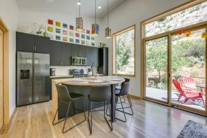 une cuisine avec une table et des chaises dans une pièce dans l'établissement New Castle Getaway with Grill and Mountain Views!, à New Castle