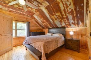 En eller flere senge i et værelse på Vacation Rental Near Yadkin Valley Wine Country!