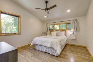 - une chambre avec un lit et un ventilateur de plafond dans l'établissement New Castle Getaway with Grill and Mountain Views!, à New Castle
