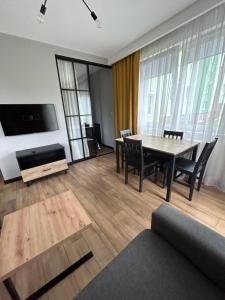 Telewizja i/lub zestaw kina domowego w obiekcie Nieborowska Loft - stylish apartment