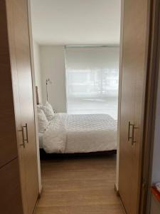 Llit o llits en una habitació de Lujoso Apartamento De 100 m2 Por El Parque 93