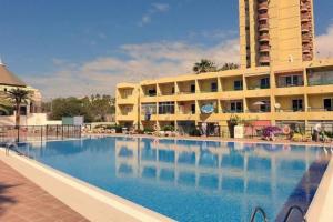 une grande piscine en face d'un hôtel dans l'établissement Estudio coqueto Torres del Sol, à Arona