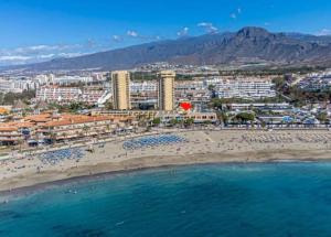 - une vue aérienne sur la plage et les bâtiments dans l'établissement Estudio coqueto Torres del Sol, à Arona