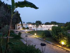un jardín por la noche con luces en el patio en B&B Casina Le Rene, en Poggiardo
