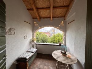 un piccolo balcone con panca e finestra di Gaya apartments a Šibenik