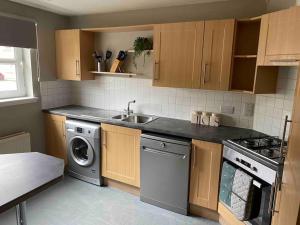 cocina con fregadero y lavadora en Spacious Ground Floor 2 Bed by Lains Lettings en Aberdeen