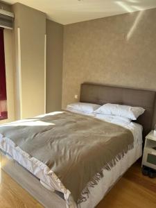 a bedroom with a large bed with white pillows at Relájate después de patear Madrid in Madrid