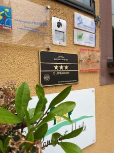 un panneau sur un mur à côté d'une installation dans l'établissement Land-gut Hotel zum Löwen Garni, à Marktheidenfeld