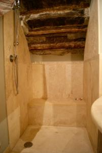een badkamer met een douche en een wastafel bij L'appartamento sotto la Torre in Campiglia Marittima