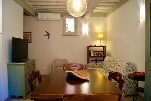 een woonkamer met een tafel en een bank bij L'appartamento sotto la Torre in Campiglia Marittima