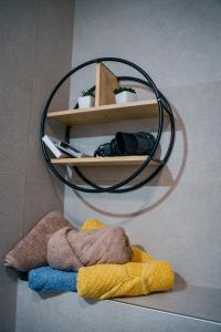 uma prateleira redonda com uma toalha no chão em LAGATOR LUX em Loznica
